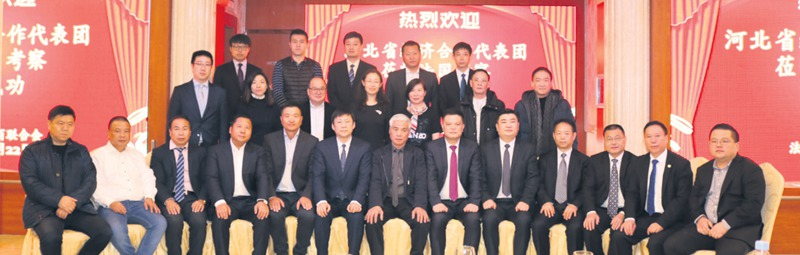 座谈会后,旅法侨界代表与代表团合影。
