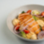 sałatka cezar na ciepło / kurczak / sos anchois / pomidor koktajlowy / czerwona cebula / sałata rzymska / grzanka