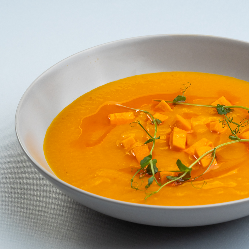 krem z dyni na mleku kokosowym z imbirem / dynia słodko-kwaśna / oliwa chilikrem z dyni na mleku kokosowym z imbirem / dynia słodko-kwaśna / oliwa chili image