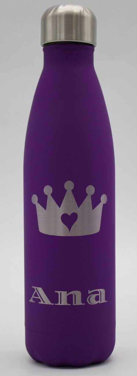 Miniaturbild: Nahaufnahme der Kronen-Gravur auf lila Isolierflasche.