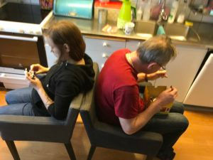 Ge och ta instruktioner är en konst (byggd av legobitar.)