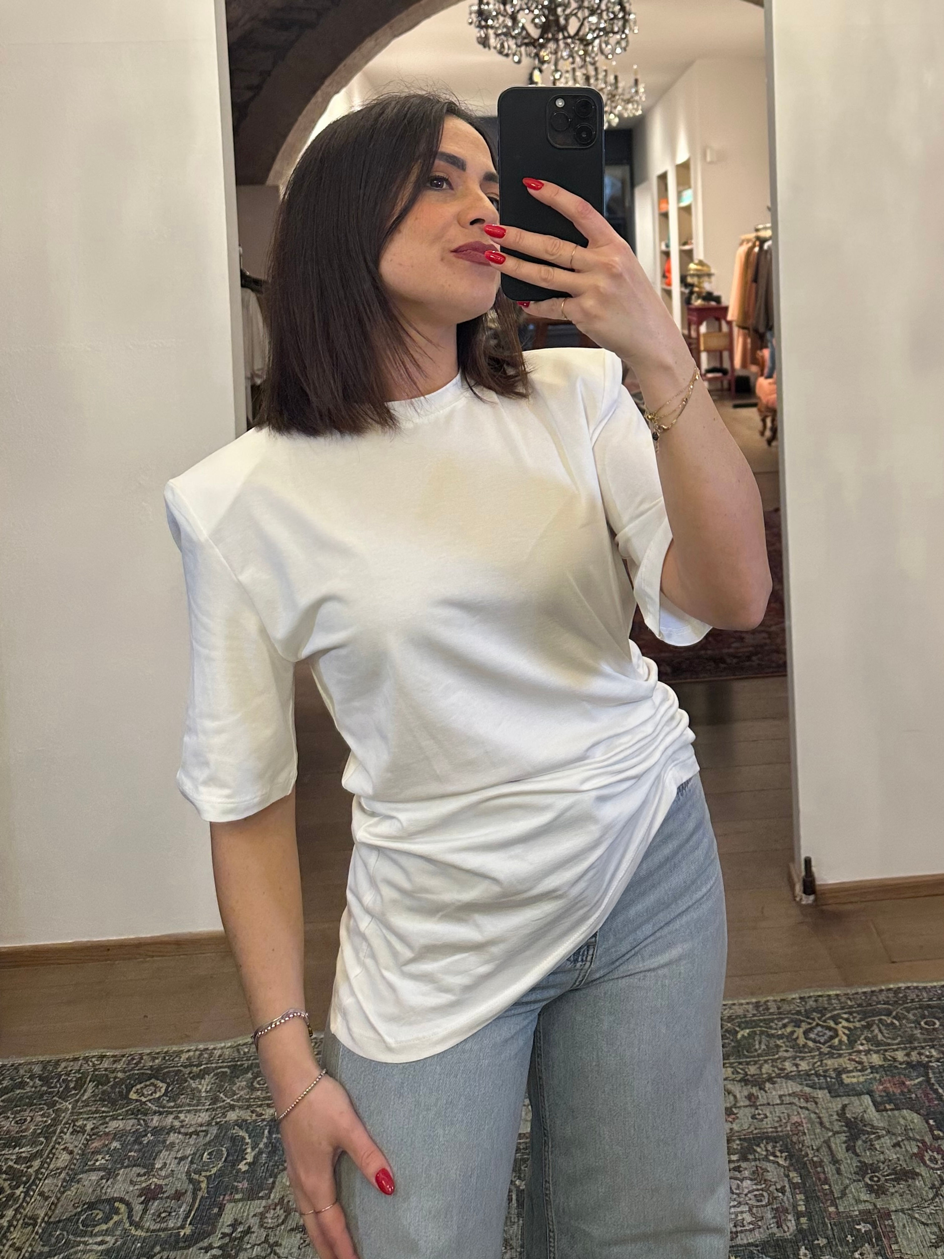 T-shirt bianca spalla imbottita e arricciatura 