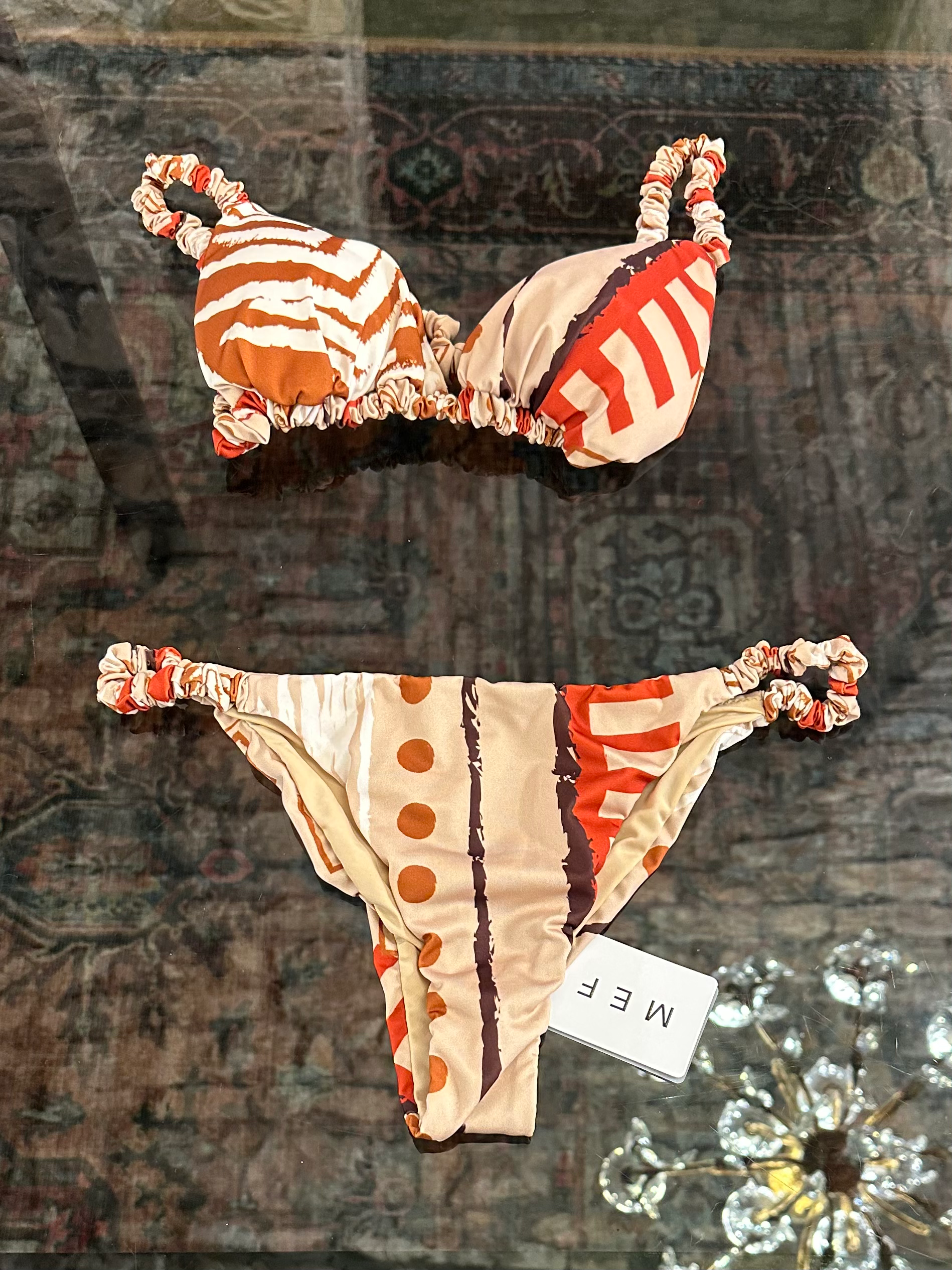 Bikini a triangolo fantasia etnica geometrica dettagli arricciati con slip 
