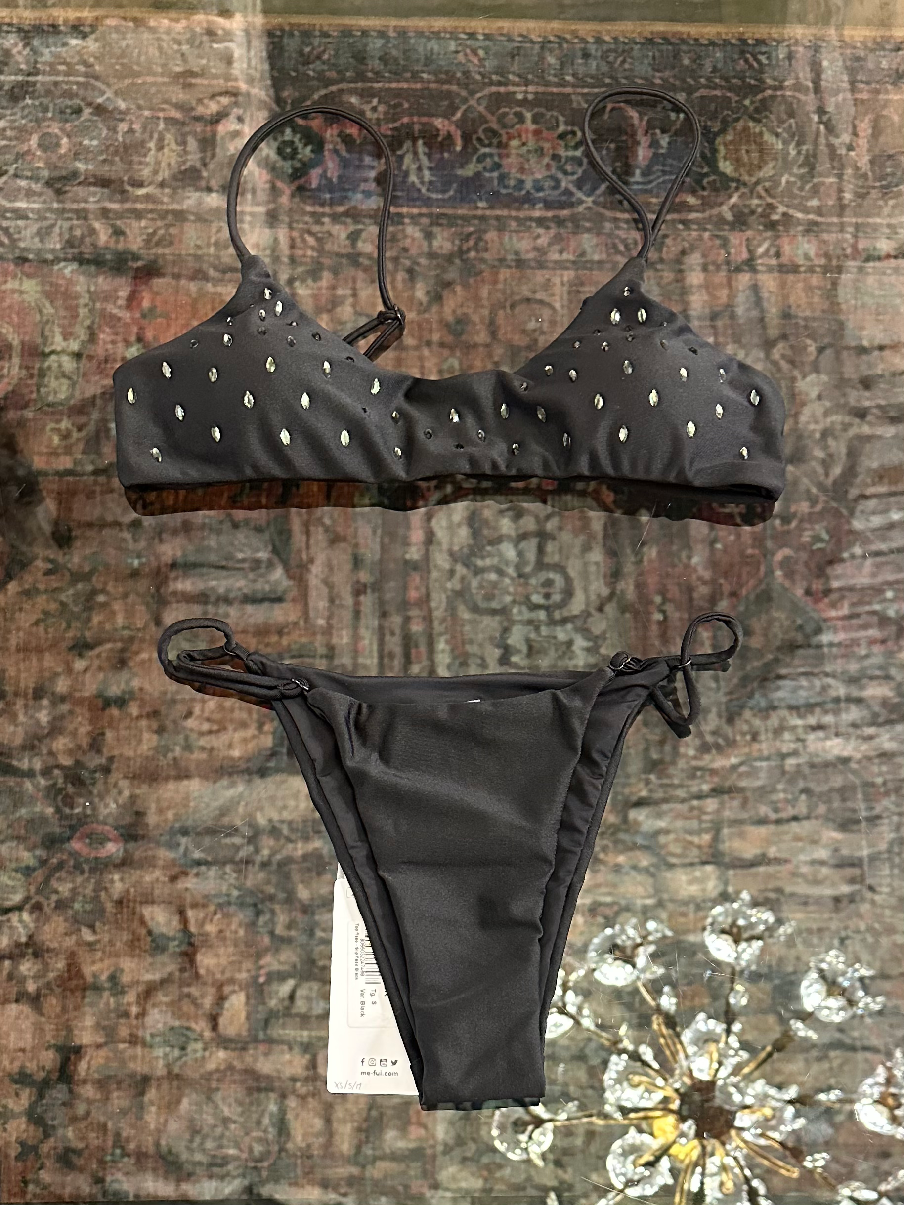 Bikini top nero con Swarovski applicati e slip fascette sottili fisse 