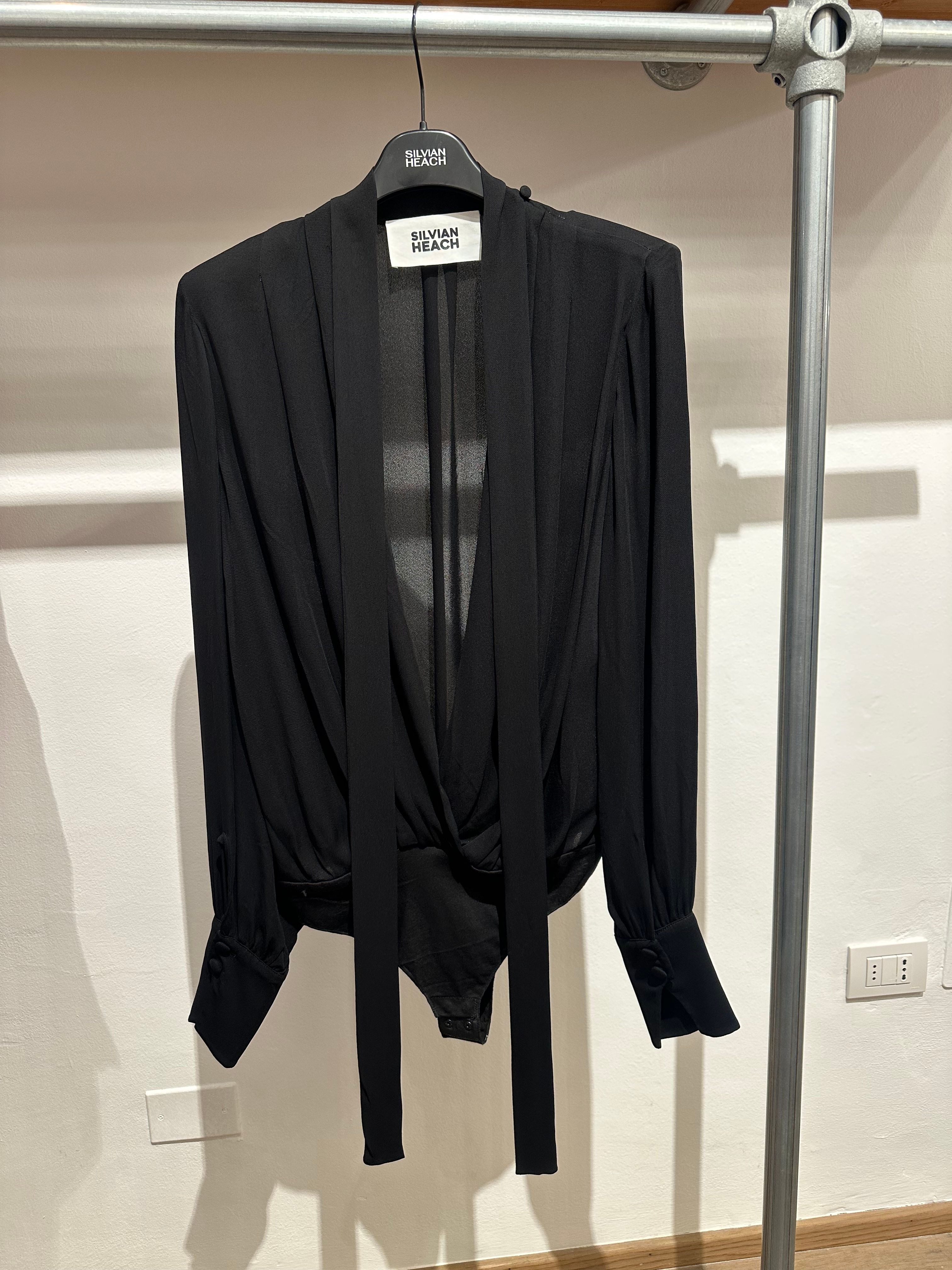 Camicia a body drappeggiata nero dettaglio collo polso alto bottoncini 