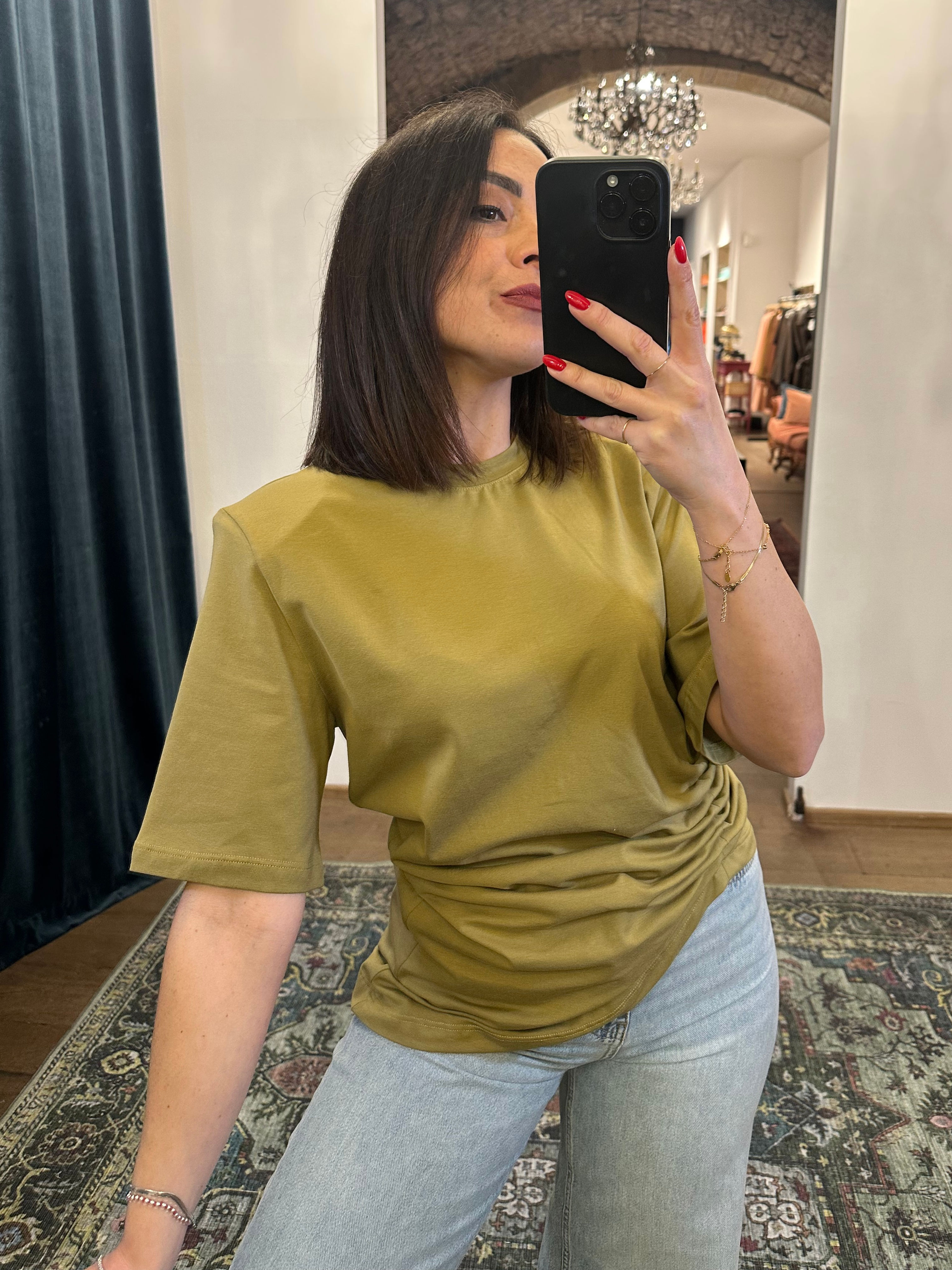 T-shirt verde oliva con spalla  imbottita e arricciatura 