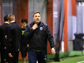 Miksi maalivahdeille laitettiin kuulosuojaimet? - Antti Niemi Pöxyjen treeneissä