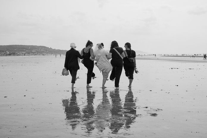 photographie evjf mise en scene marche noir et blanc plage deauville