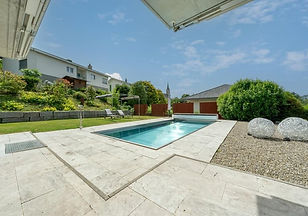 Luftaufnahme eines Einfamilienhauses, das von TAGEMO Immobilien verkauft wird