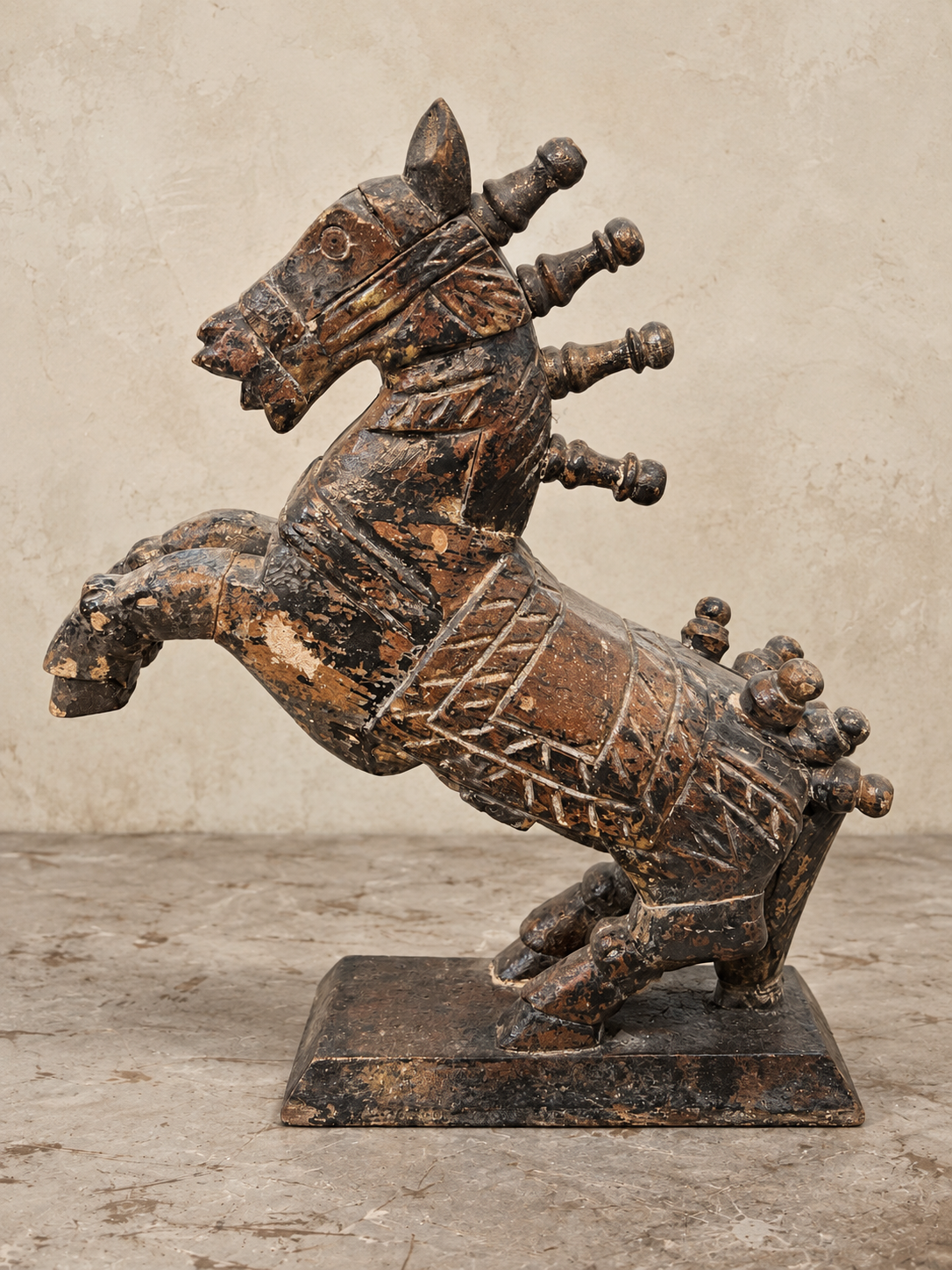 etite sculpture indienne représentant un cheval de profil