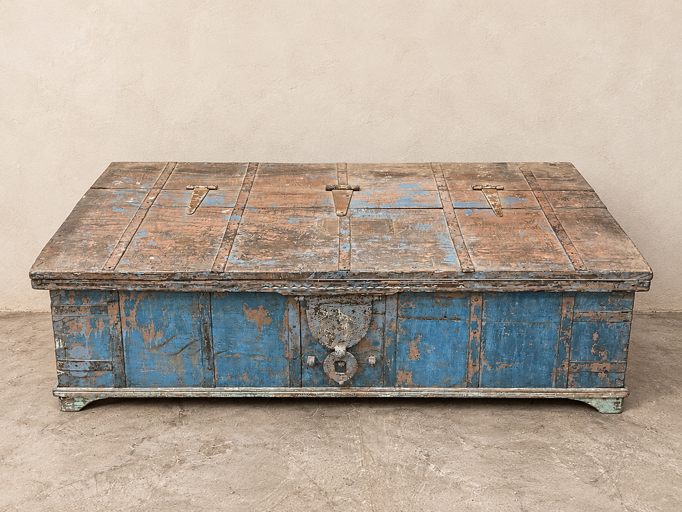 Grand coffre indien vintage en teck patiné bleu vue de face
