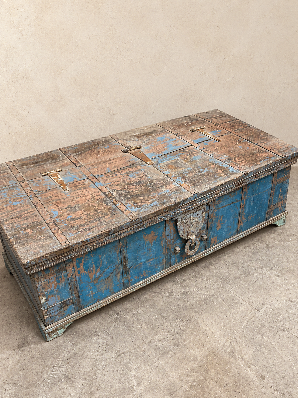 Grand coffre indien vintage en teck patiné bleu vue de profil