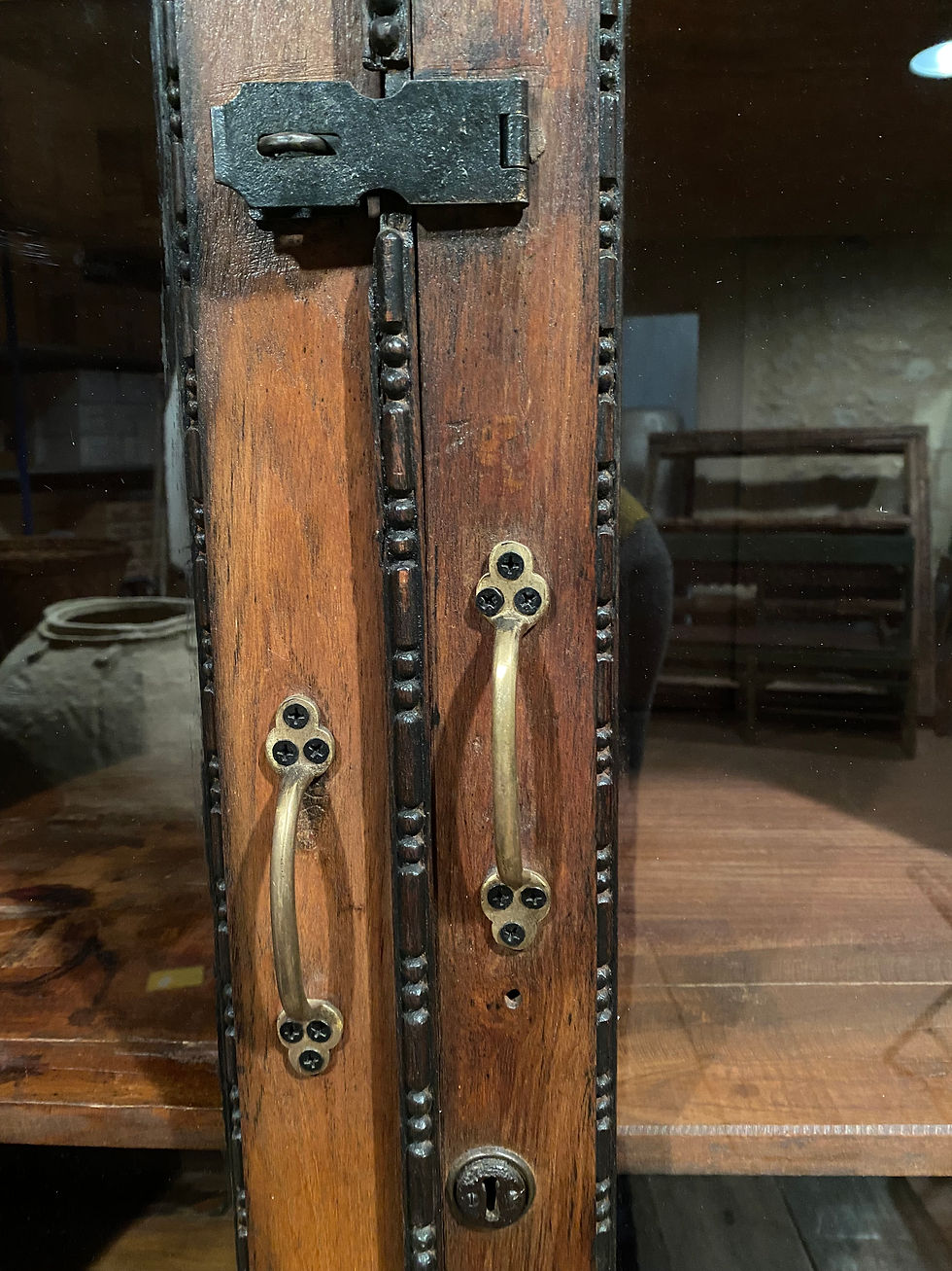 Thumbnail: Armoire vitrée de style colonial en manguier - ref 610