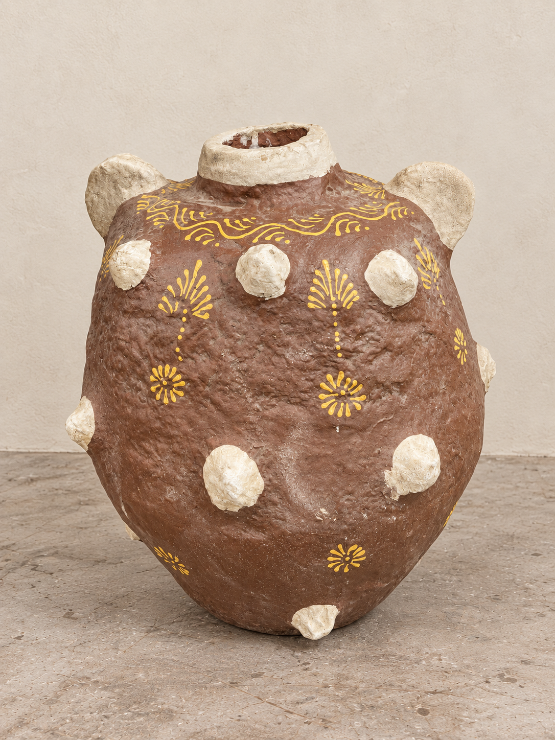 Vase indien en papier mâché polychrome vue de face