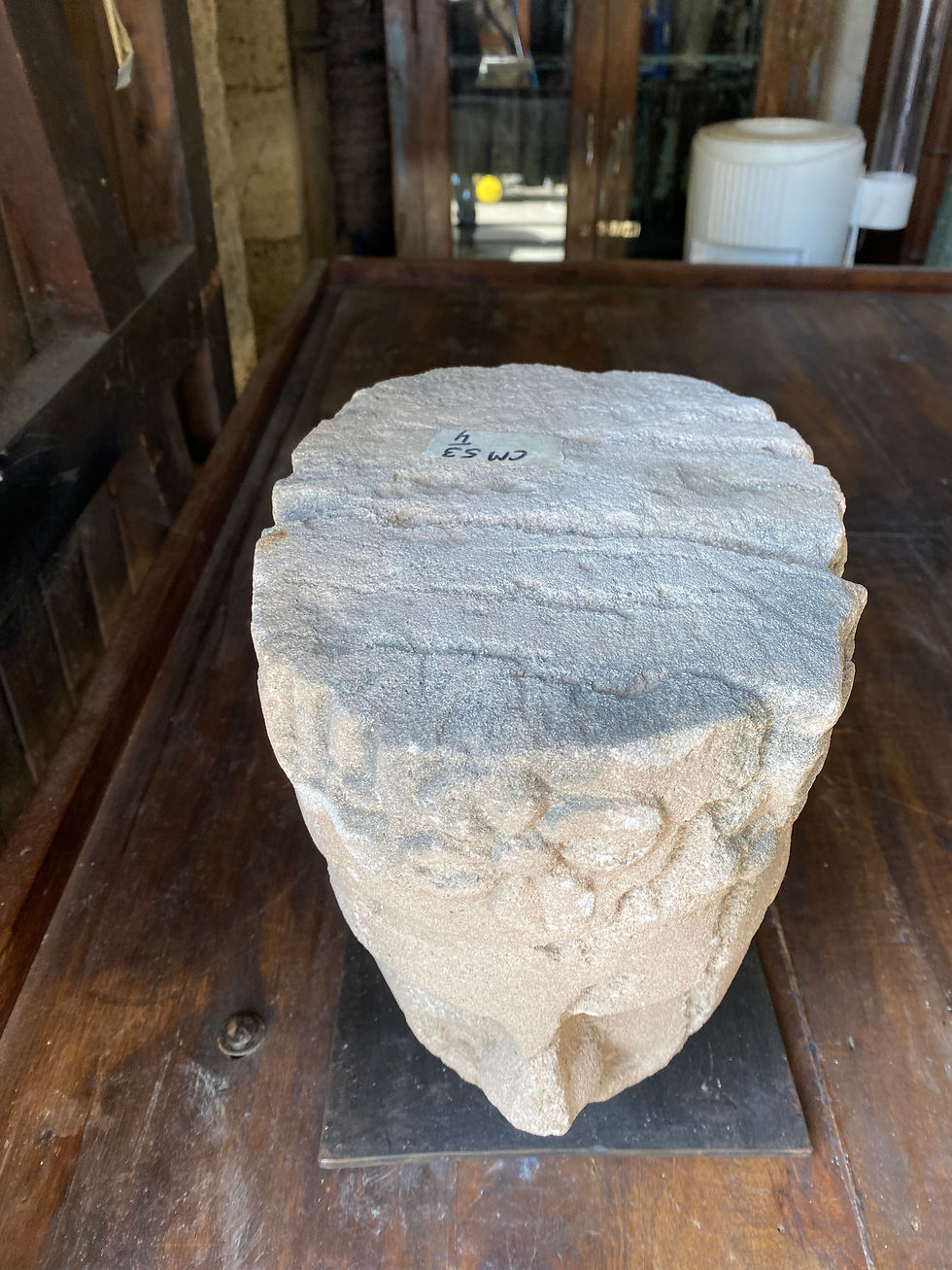 Miniature : Tête en pierre sur socle en métal - ref 1066B