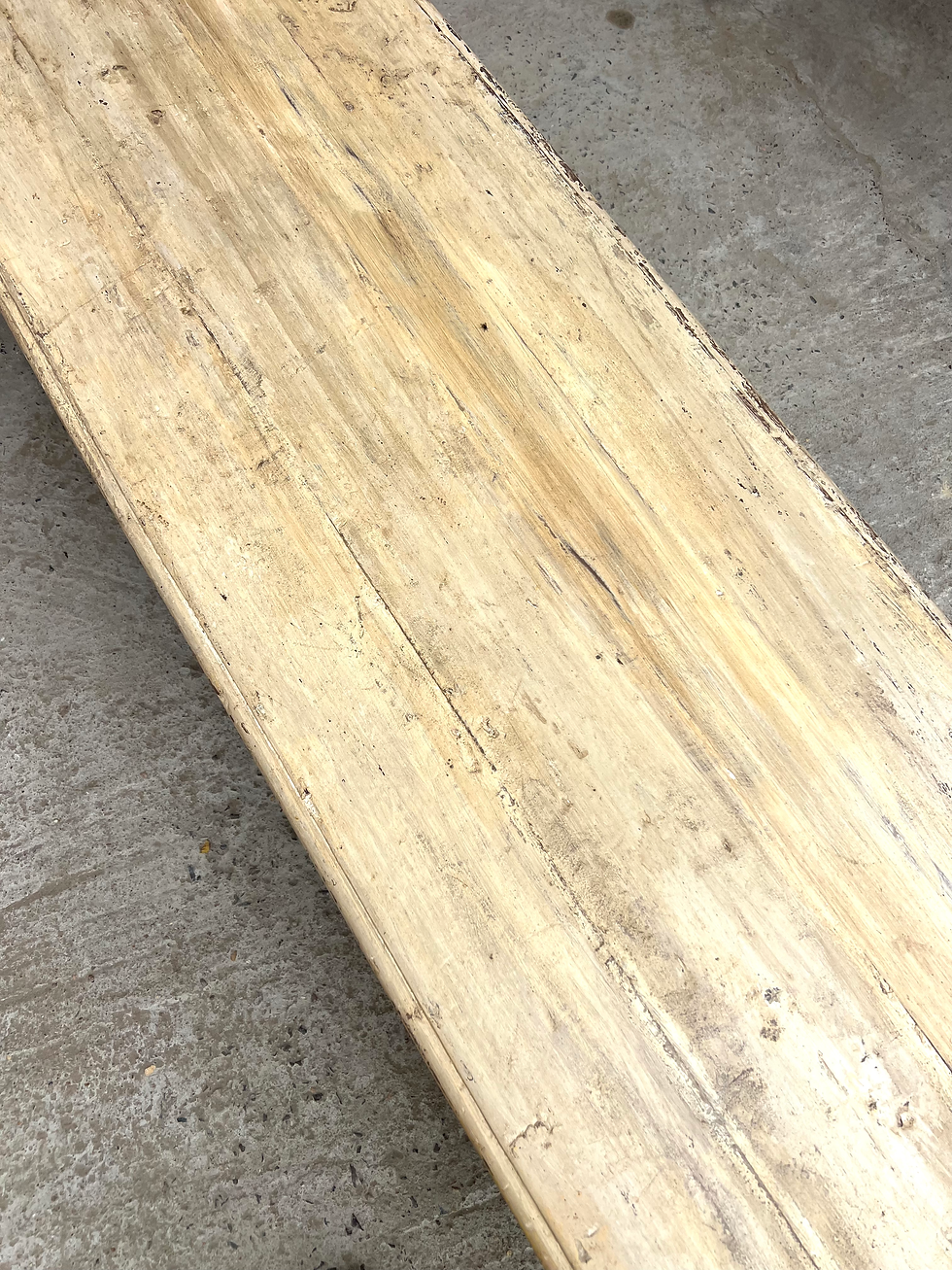 Table basse indienne vintage en bois laqué beige vue de dessus