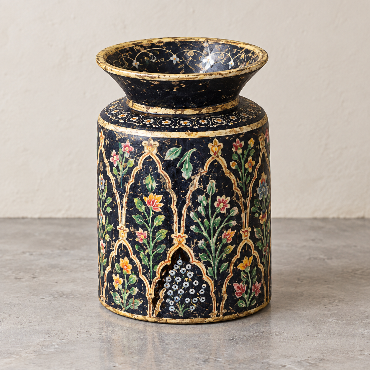 Vase indien en papier mâché noir à motifs floraux vue de face