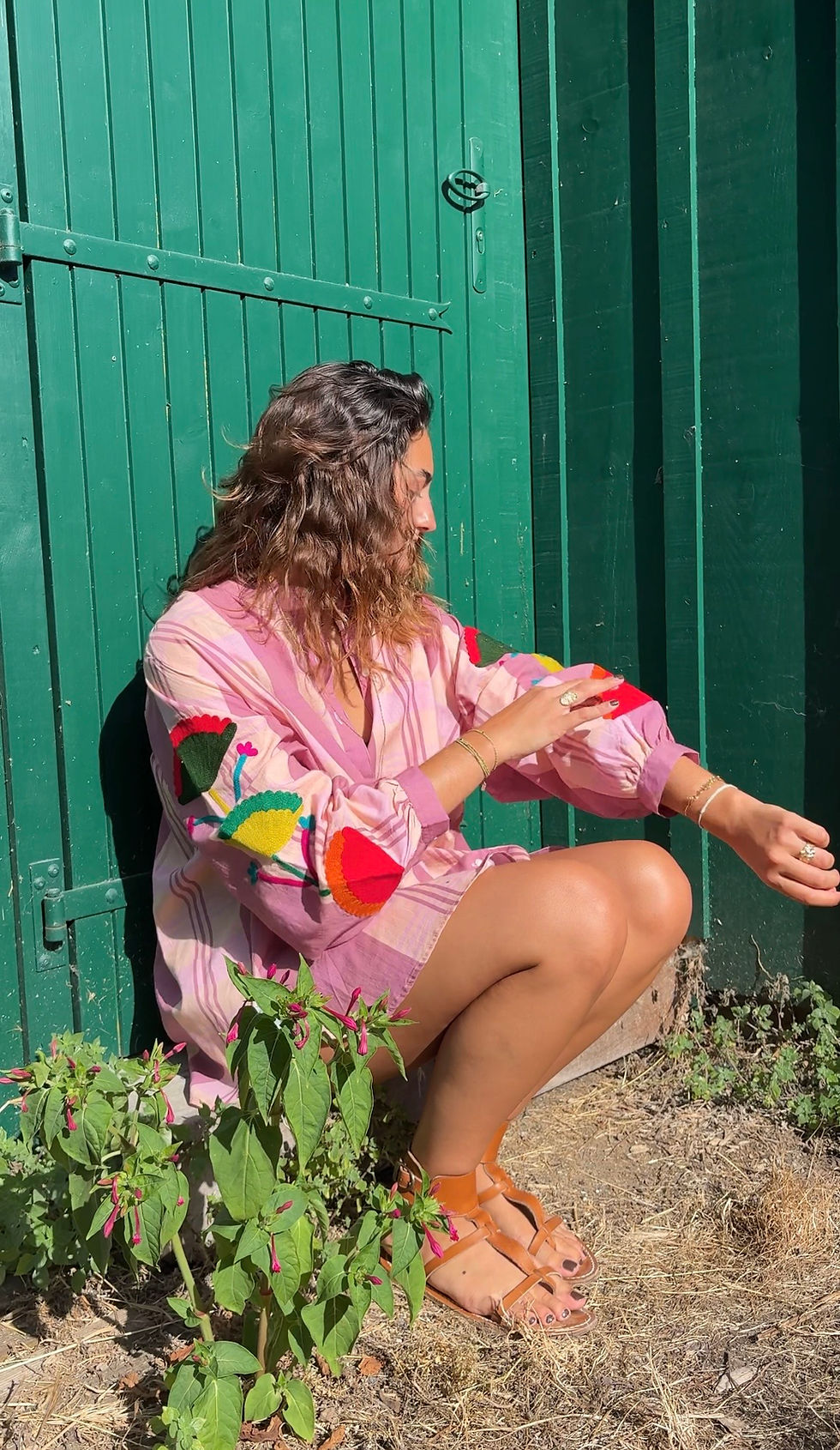 vue de face chemise en coton rose brodée