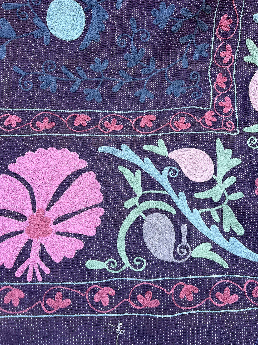Grand Kantha indien ancien aubergine,  broderies  multicolores vue de détail