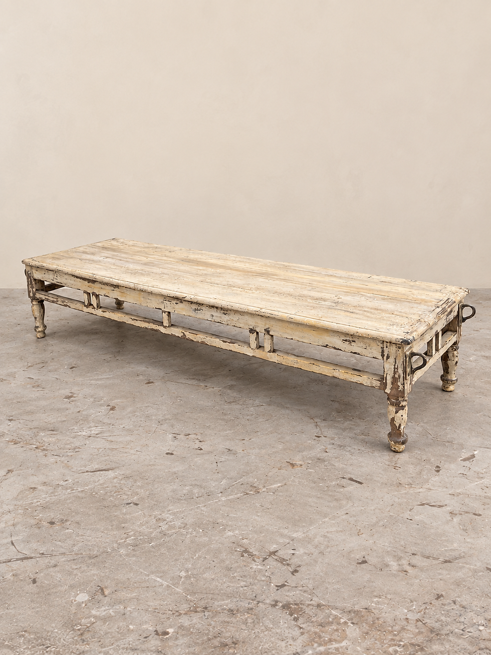 Table basse indienne vintage en bois laqué beige vue de profil