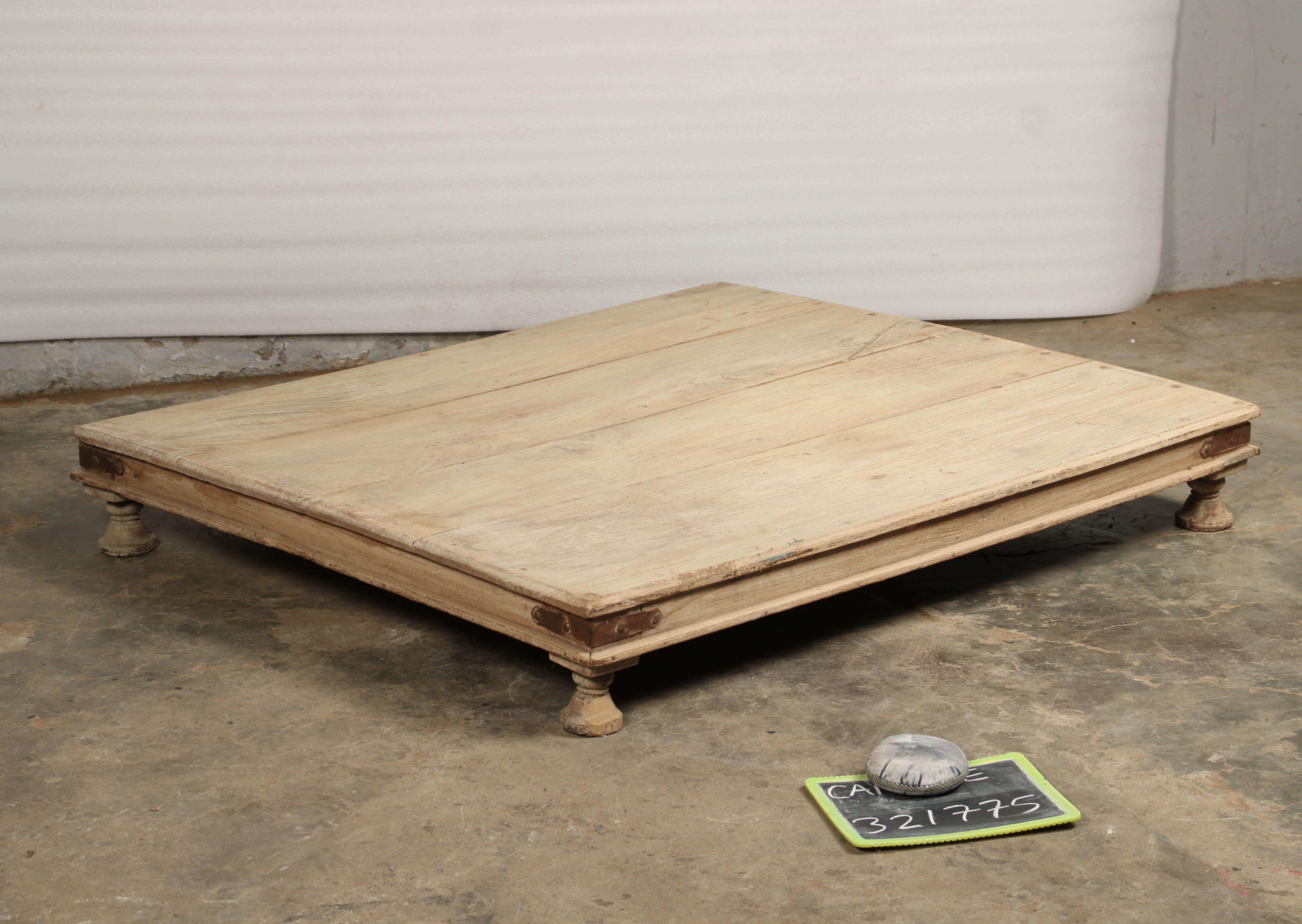 Table basse vintage en bois brut - ref 1227