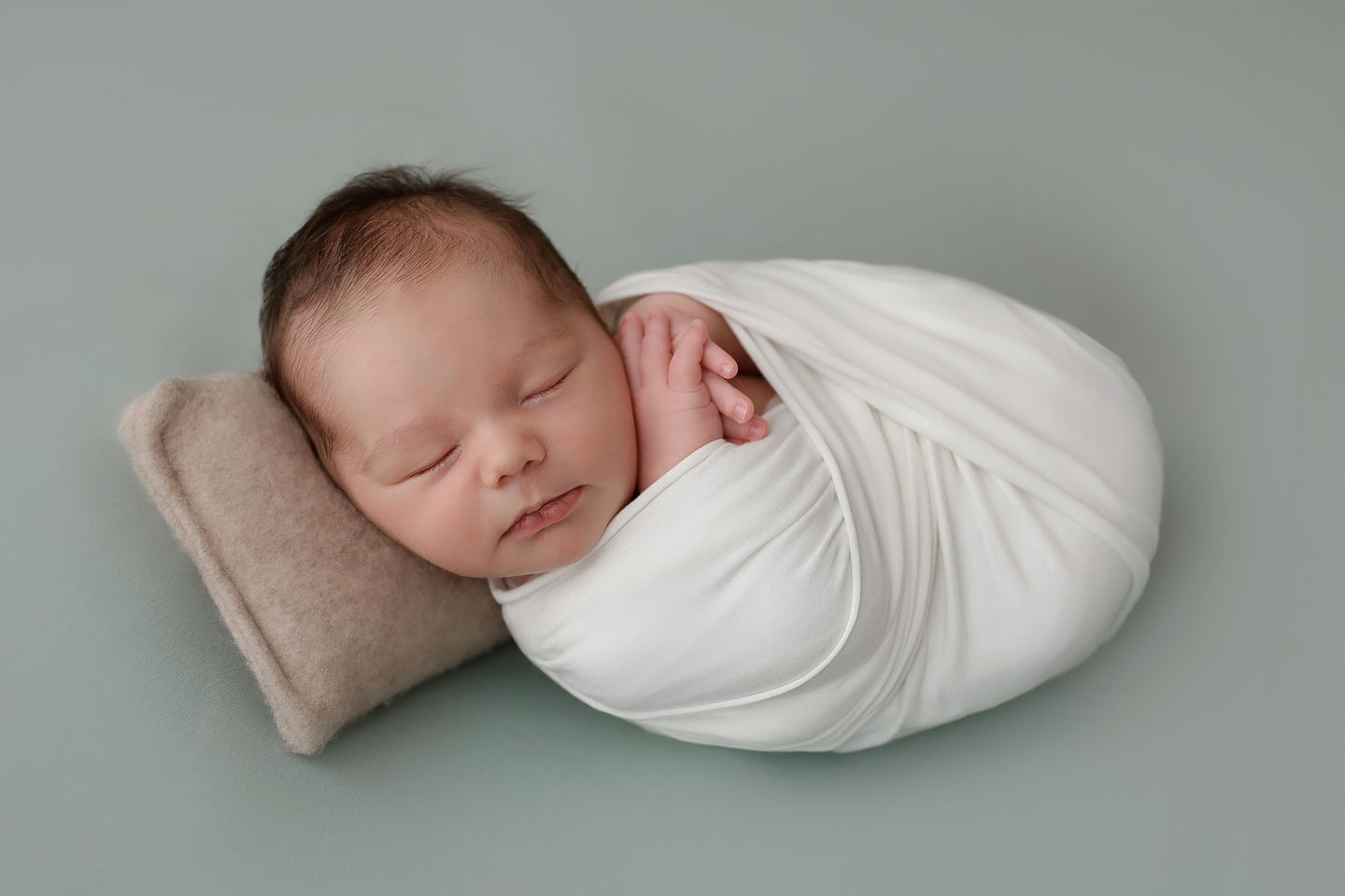 Photographe naissance nouveau-né bébé artistique poing bébé