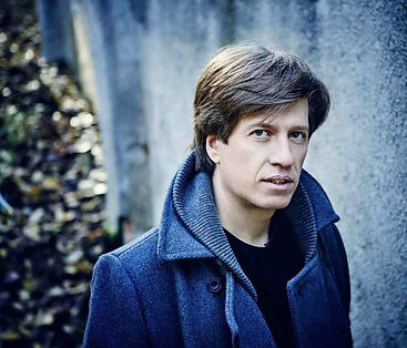 MARIO PRISUELOS PIANISTA.jpeg