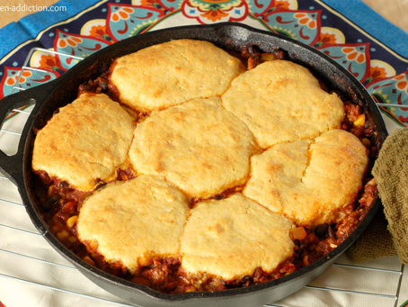 π² Chili Champions & Backyard Cooks π²π΅π Chuckwagon Recipe of the Day β Thursday, June 4, 2026 ππ₯ Cowboy Campfire Loaded Chili Cheese Cornbread Skillet π₯