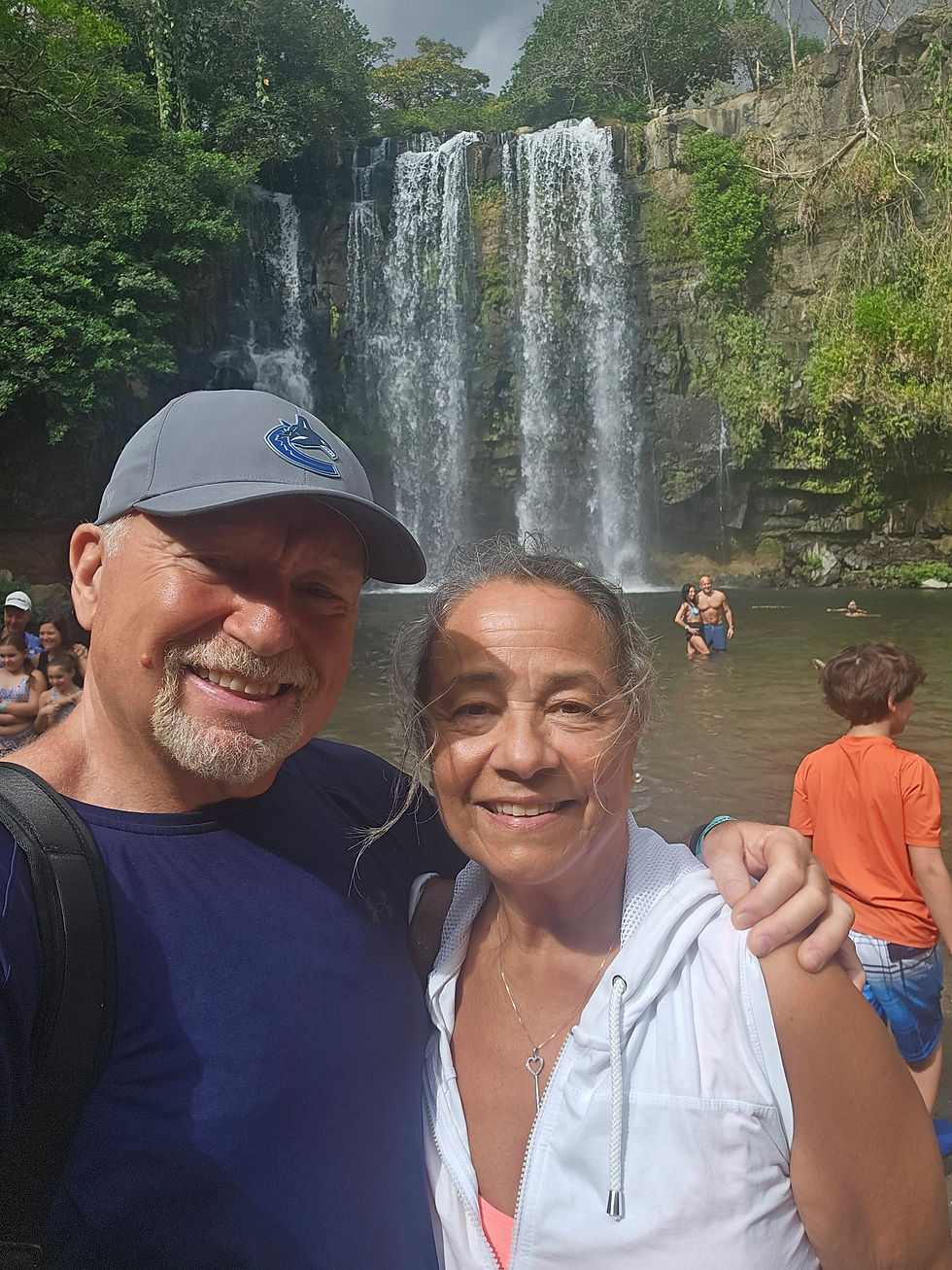 Costa Rica ! Jungle Beauty, Stray Cats, and One Unexpected Lesson in Kindness