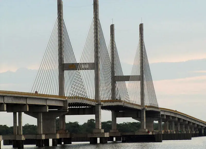 Ponte Estaiada, divisa entre Brasilândia-MS e Paulicéia-SP