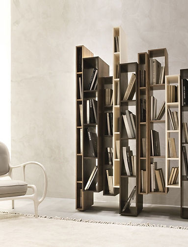 Moderne Bücherregale mit Büchern, modernem Stuhl und hellem Hintergrund für Zuhause