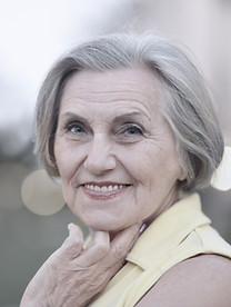 La vieillesse n’a jamais bénéficié d’un bon regard, car plus que la mort, le grand âge a toujours effrayé les sociétés.