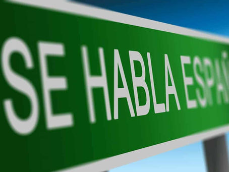 Green sign reading “Se Habla Español,” symbolizing Spanish language learning and communication in Costa Rica.