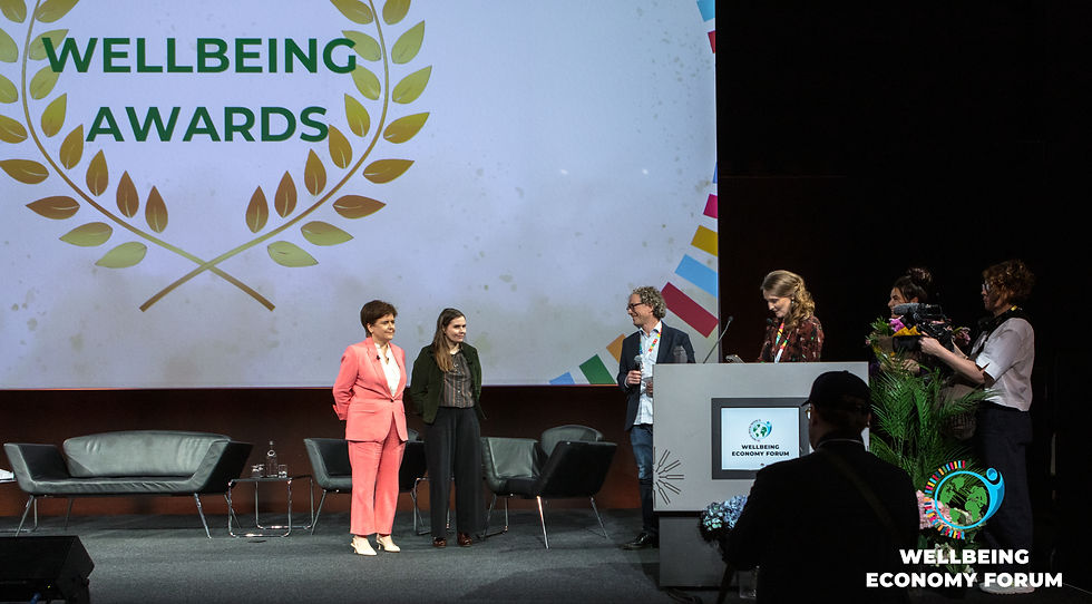 Nicola Sturgeon and Katrín Jakobsdóttir receiving the Wellbeing Awards 2026