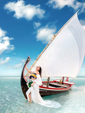 Couple photoshoot on boat in Maldives with clear blue ocean