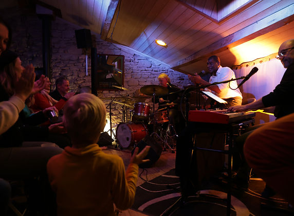 Le groupe en concert face à son public