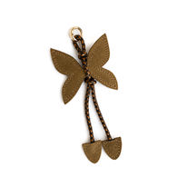 Pochette grande artigianale in pelle scamosciata con catena regolabile da spalla e crossbody, realizzata a mano in Italia da maestri pellettieri.