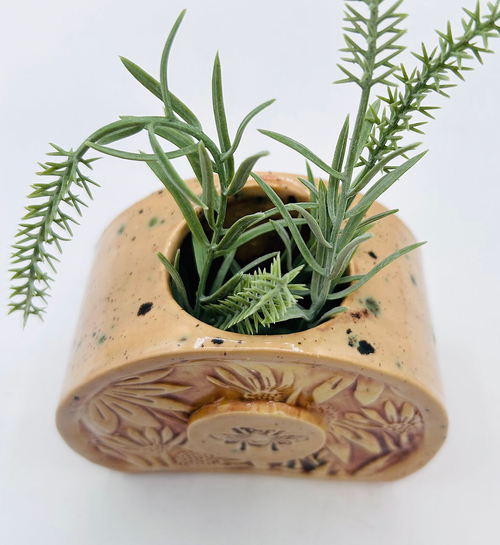 Thumbnail: Rounded bee vase 