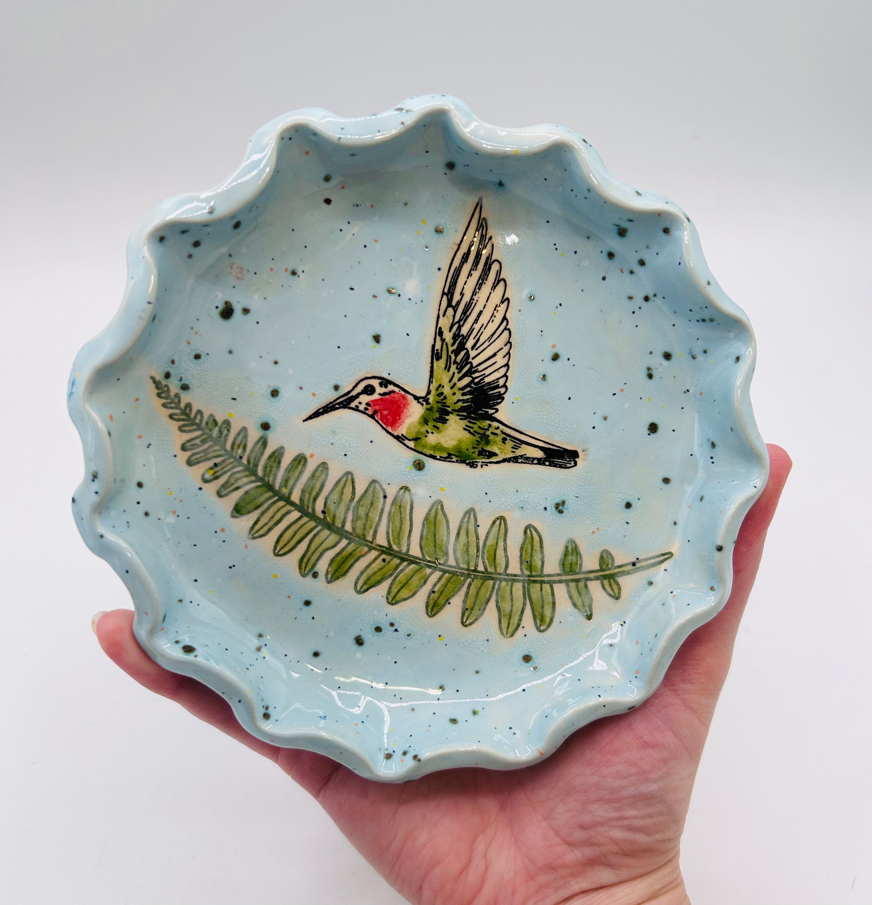 Scalloped hummingbird with fern tray