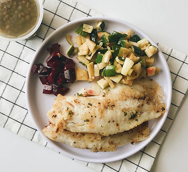 Pescado al ajo y finas hierbas, verduras lixiviadas y bajo indicie glucemico