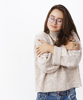 mujer-que-siente-muy-bien-sueter-suave-acogedor-clima-frio-abrazandose-si-misma-sonriendo-