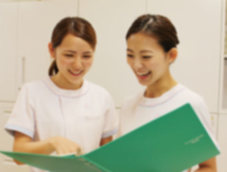 福岡にある花畑病院の和気藹々と明るい雰囲気の看護師の様子