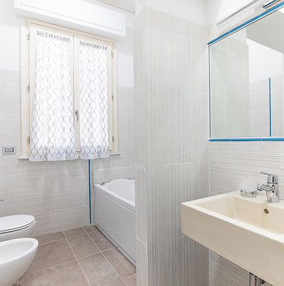 Bagno con vasca idromassaggio dell'Appartamento Platinum a Viareggio