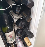 Bottiglie di vino locale pronte per la degustazione durante i tour delle cantine toscane