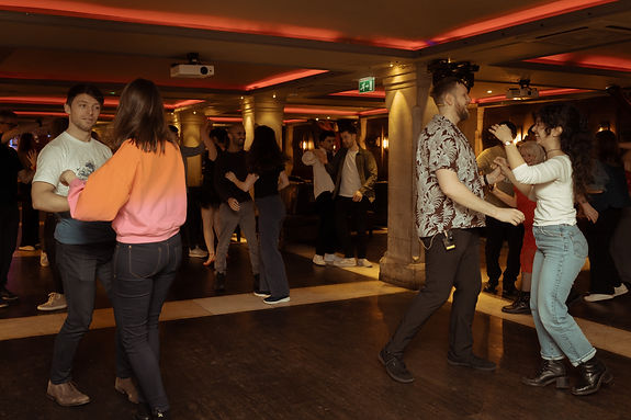 ACADEMIADESALSA-group-salsa-class.jpg