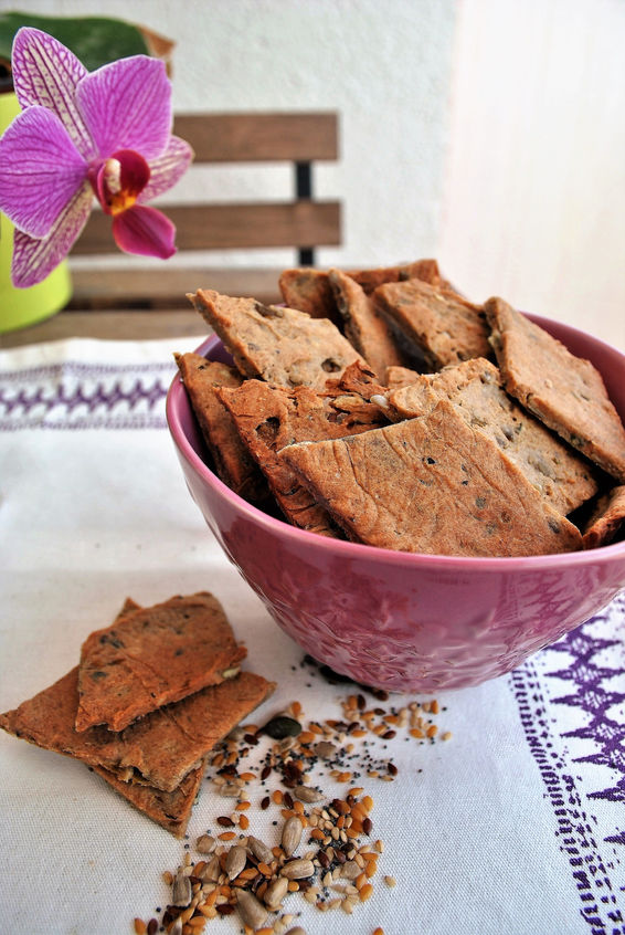Crackers de semillas y aceitunas verdes