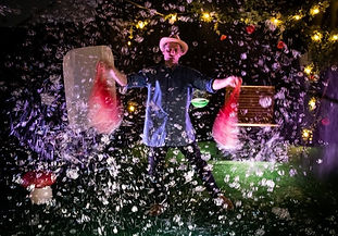 Spectacle Sous une pluie d'été, de et avec Stéphane Legris. Présenté au Théâtre Benno Besson à Yverdon-les-Bains.