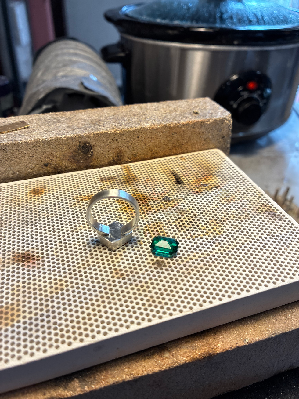 Kvällens pyssel: en halvfärdig silverring som ska få en sten insatt zu morgon.