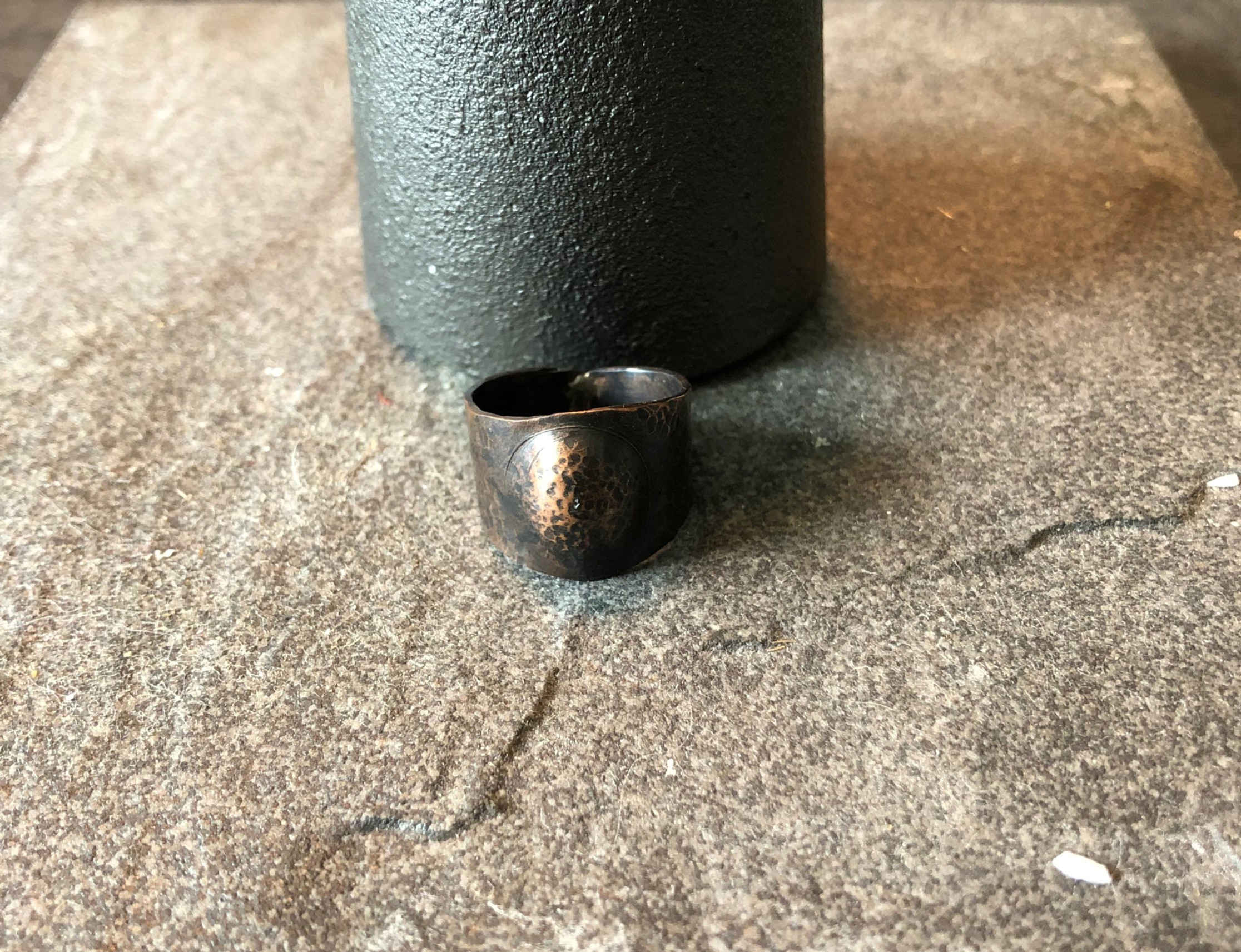 Knucklehead.Antikbehandlad koppar med lackad insida. Handknackad.