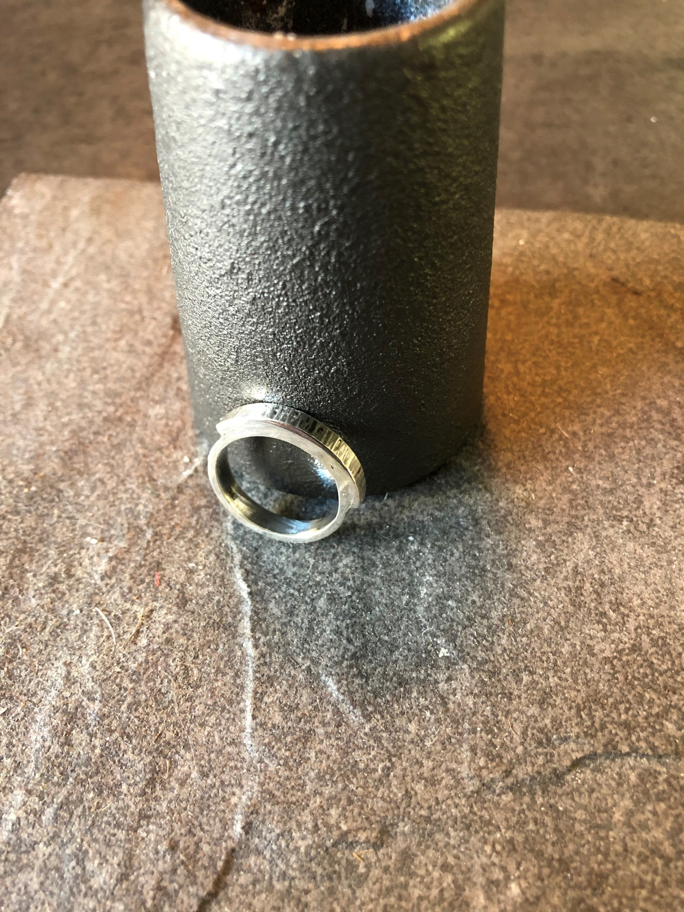 Påbyggd hamrad och räfflad ring i Sterlingsilver.